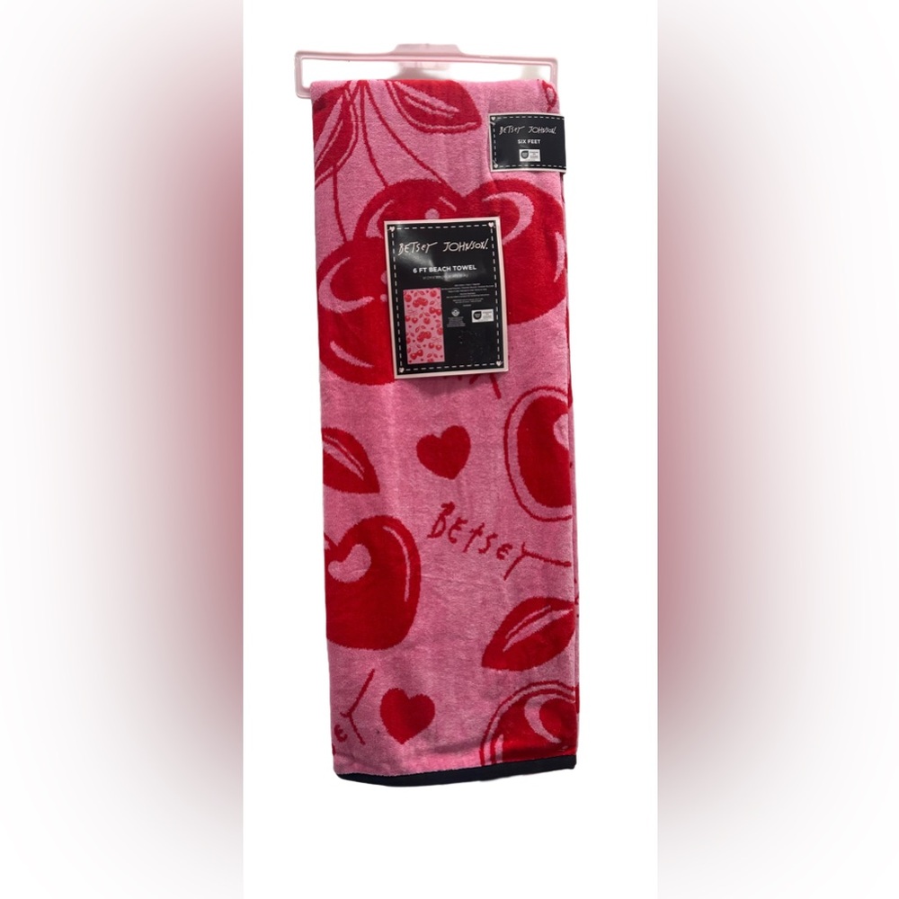 BETSEY JOHNSON Cherry Lips   Beach
Towel 6‎ Feet   36" x 72" NWT